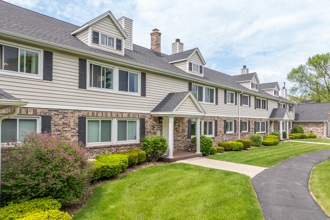 Squires Grove in Elm Grove, WI - Building Photo