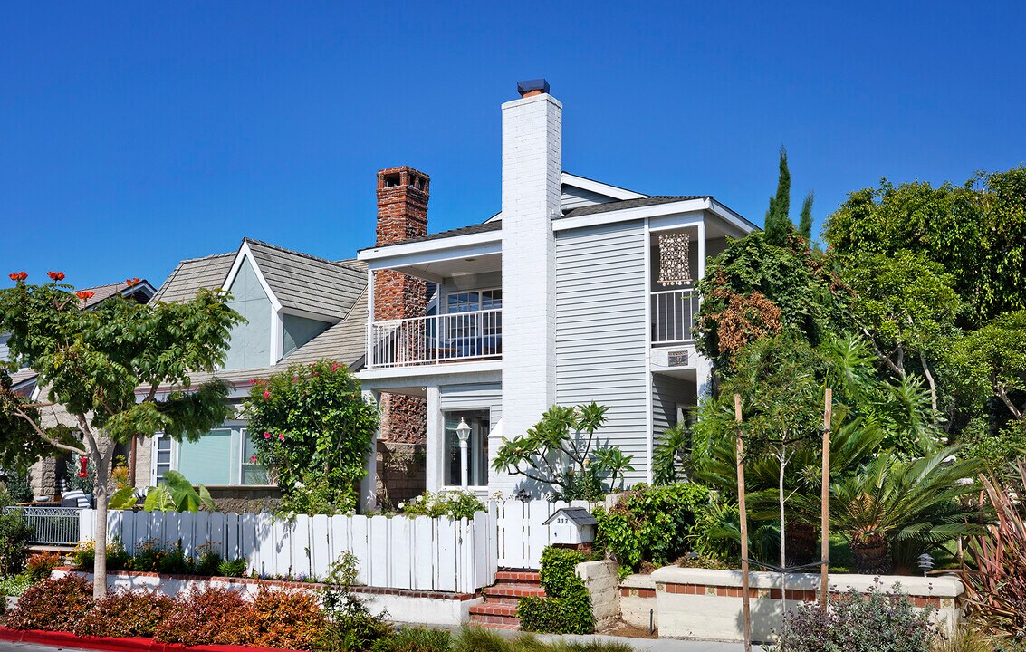 317 Poppy Ave in Corona Del Mar, CA - Building Photo