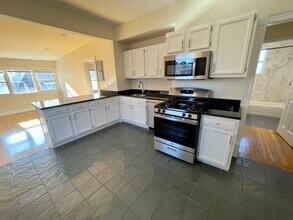 2572 Massachusetts Ave, Unit 2 in Cambridge, MA - Building Photo - Building Photo