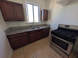 2801 San Marino St, Unit 12 in Los Angeles, CA - Building Photo