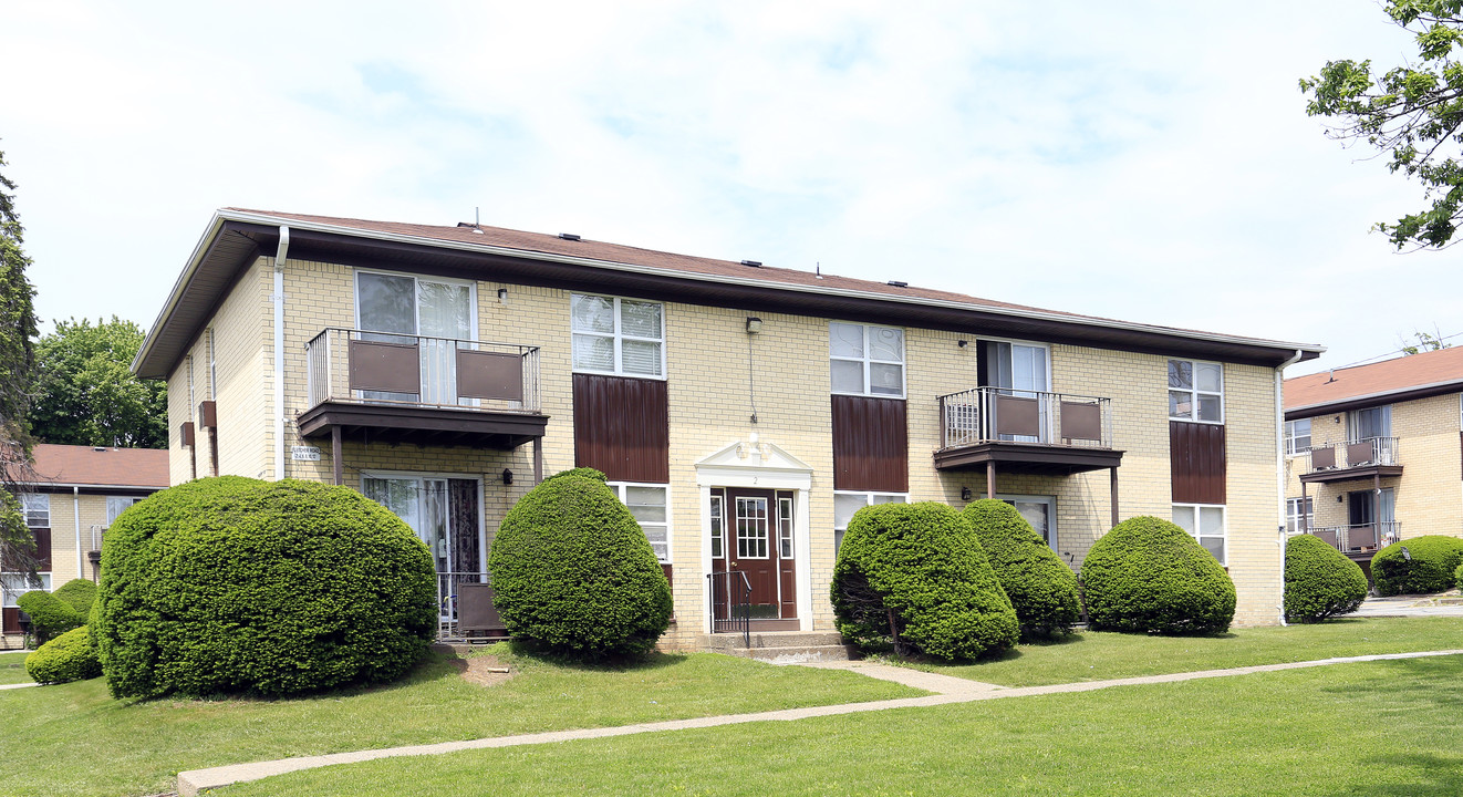 Regency Village in Monsey, NY - Foto de edificio