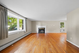 135 Brookside Rd in Newington, CT - Building Photo - Building Photo