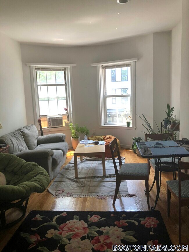 30 S Huntington Ave in Boston, MA - Foto de edificio - Building Photo