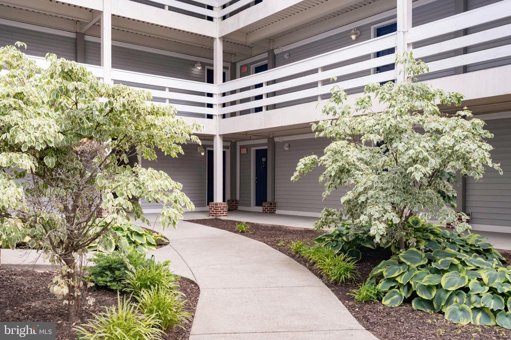 10300 Appalachian Cir in Oakton, VA - Building Photo