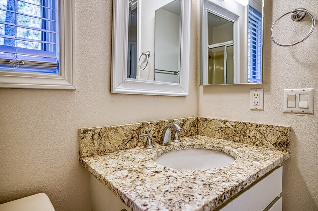 67 Canaria Way in Hot Springs, AR - Building Photo - Building Photo