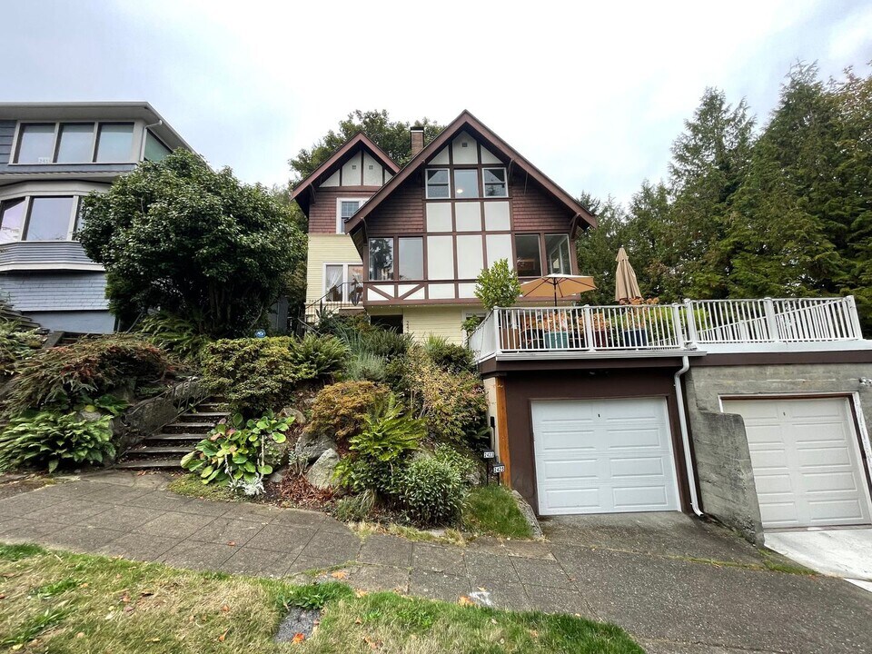 2423 11th Ave E in Seattle, WA - Building Photo