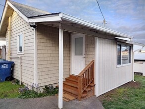 445 SW 7th St in Newport, OR - Building Photo - Building Photo