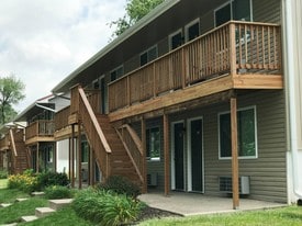 Broadway Studios in Gladstone, MO - Building Photo