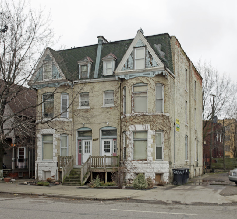 5853 3rd Ave in Detroit, MI - Foto de edificio