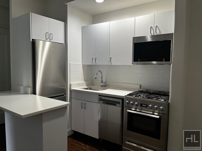 EAST 46 STREET in New York, NY - Building Photo - Building Photo