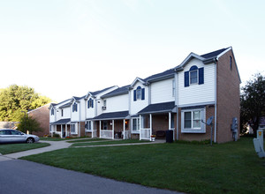 Woodside Apartments in Grove City, PA - Building Photo - Building Photo