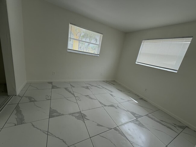 2851 NW 15th Ct in Fort Lauderdale, FL - Foto de edificio - Building Photo