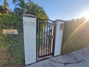 8105 SW 17th Terrace in Miami, FL - Building Photo - Building Photo