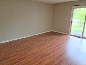 207 Norfolk Ct in Roselle, IL - Building Photo - Building Photo