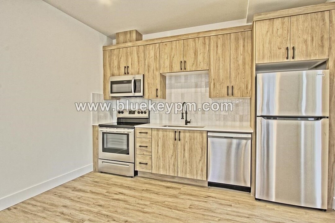 1528 N Watts St in Portland, OR - Foto de edificio