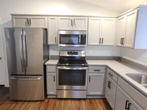 888 Creek Ct NW in Salem, OR - Building Photo - Building Photo