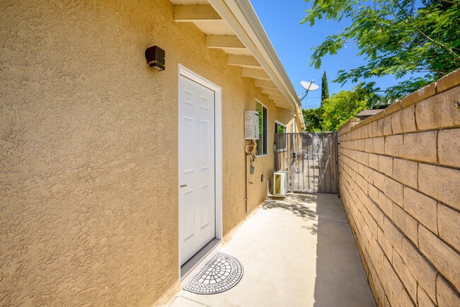 16701 Itasca St in Northridge, CA - Building Photo - Building Photo