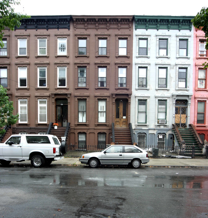 390 Jefferson Ave in Brooklyn, NY - Foto de edificio