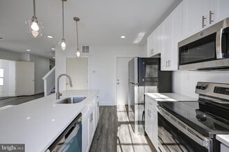 211 E Union St in Burlington, NJ - Foto de edificio - Building Photo