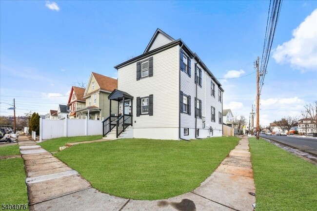 143 Johnston Ave in Plainfield, NJ - Foto de edificio - Building Photo