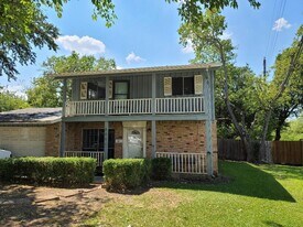 2211 Lakeland Dr in Carrollton, TX - Building Photo