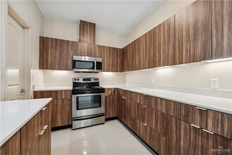 15 Olympia Ave in McAllen, TX - Foto de edificio - Building Photo