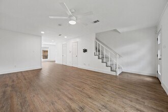 10240 Longmont Dr in Houston, TX - Building Photo - Building Photo