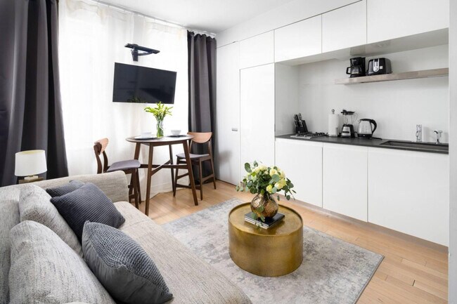 70 W 45th St in New York, NY - Building Photo - Building Photo