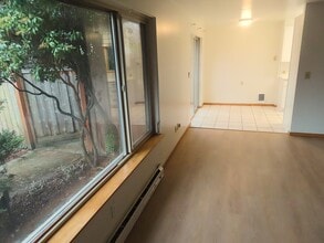 5220 Sand Point Way NE, Unit #1 in Seattle, WA - Foto de edificio - Building Photo