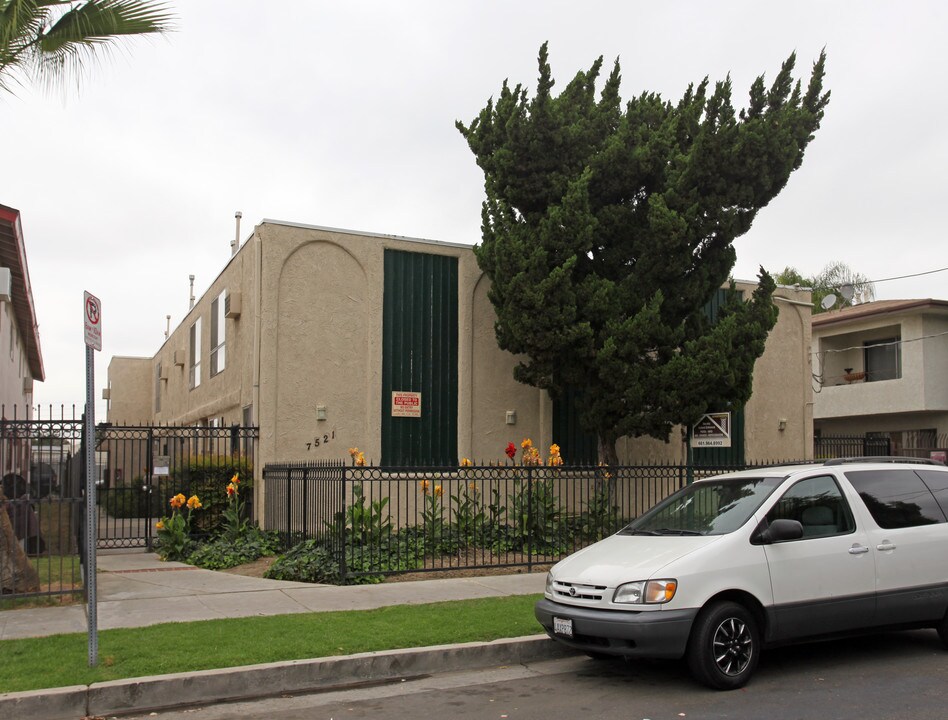 7521 Canby Ave in Reseda, CA - Building Photo