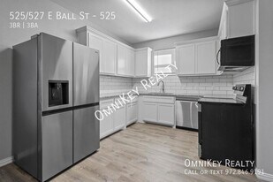 525-527 Ball St in Tom Bean, TX - Building Photo