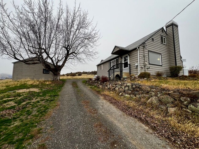 261 Wilcox Rd in Tieton, WA - Building Photo - Building Photo