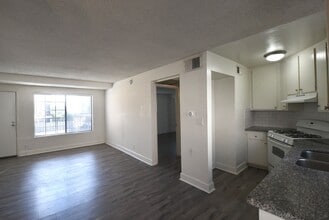 5921 Whitsett Ave in Los Angeles, CA - Building Photo - Building Photo
