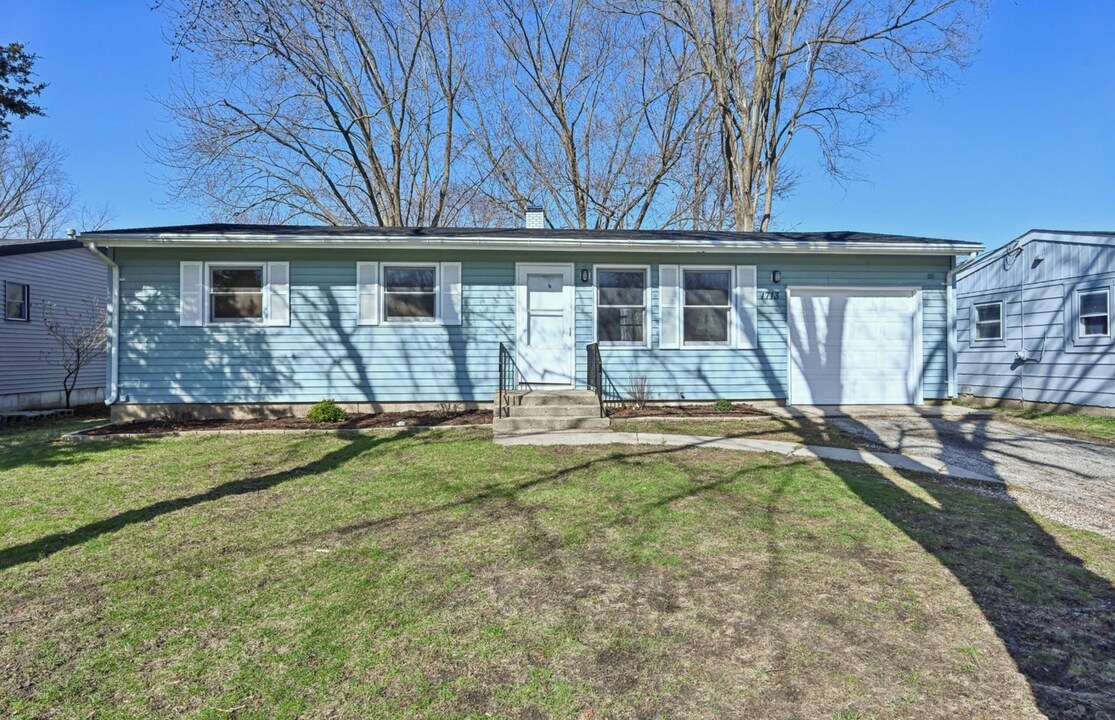 1713 Rogers Ave in McHenry, IL - Building Photo