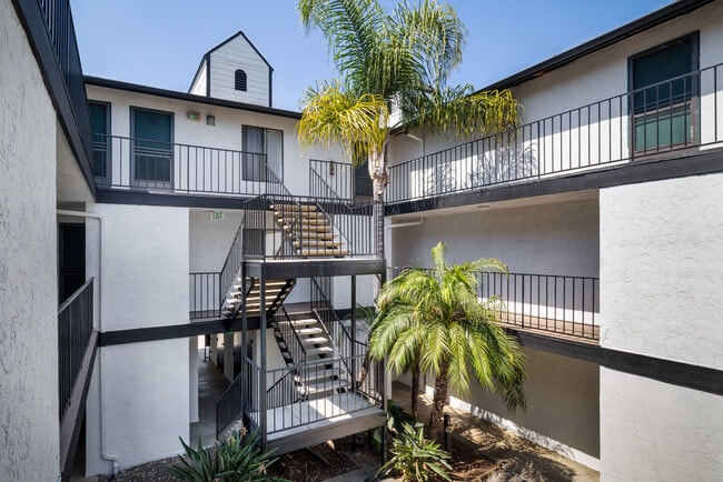 Salt & Vine Oceanside Apartments in Oceanside, CA - Foto de edificio - Building Photo