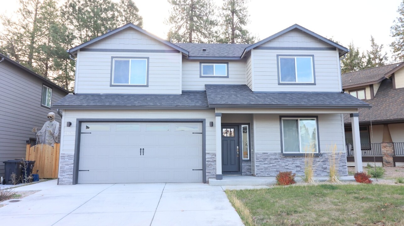 20437 SE Senden Ln in Bend, OR - Building Photo