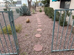 2140 Pinetop Ln in Las Vegas, NV - Building Photo - Building Photo