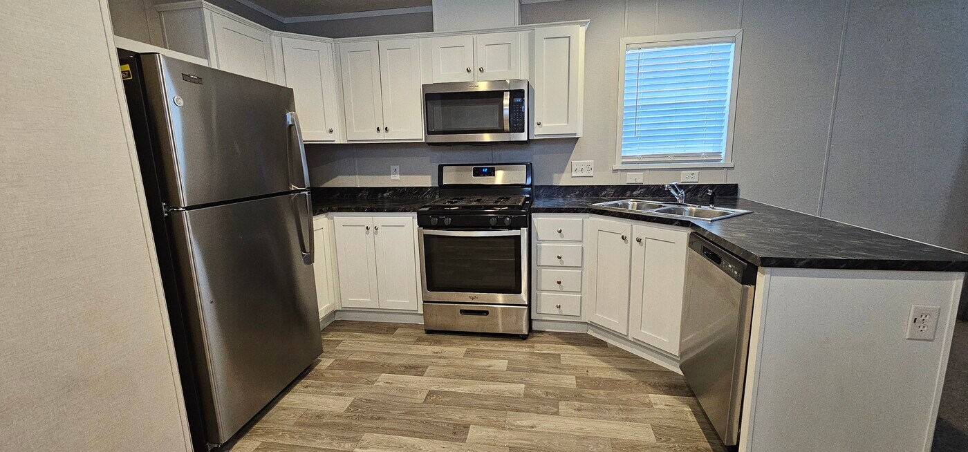 154 Birch Ct in Belleville, MI - Building Photo