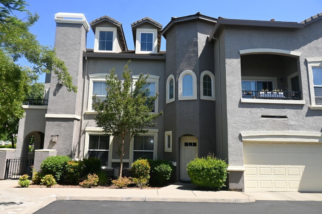 5542 Tares Cir in Elk Grove, CA - Building Photo