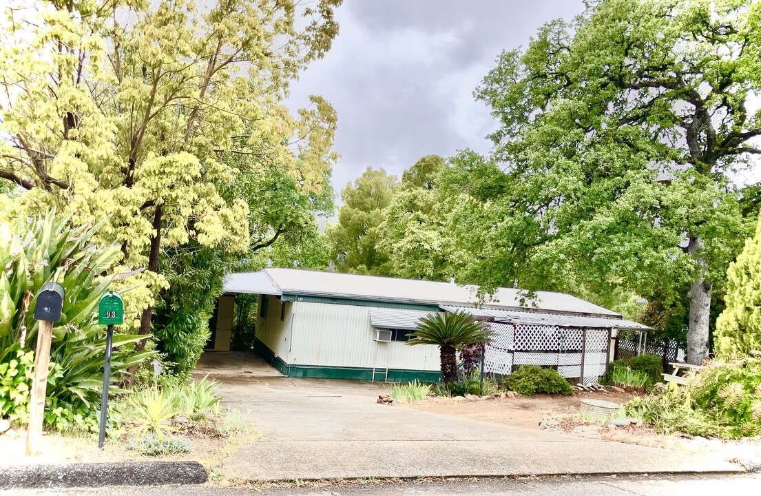 93 Greenbrier Dr in Oroville, CA - Foto de edificio