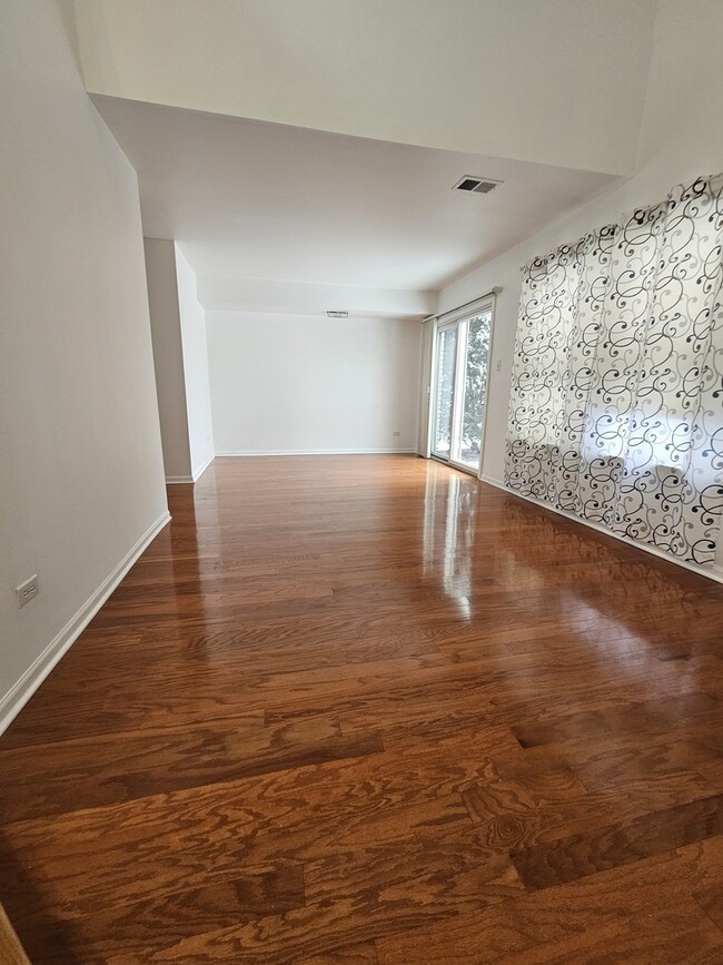 1327 Sugar Ct in Naperville, IL - Building Photo - Building Photo