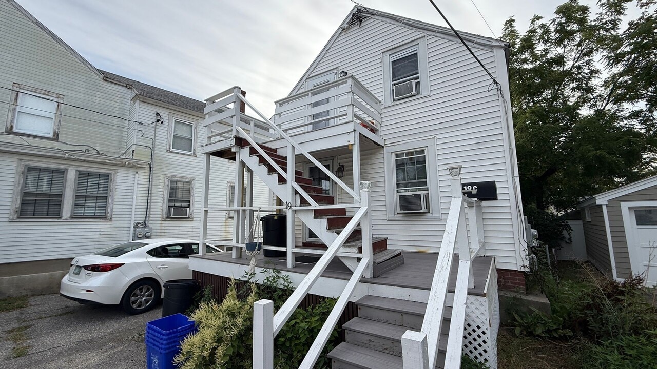 19 Portsmouth Ave in Exeter, NH - Building Photo