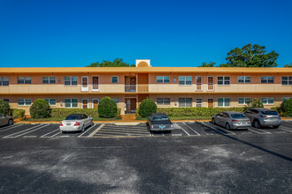 Parkwood Square Condominiums in St. Petersburg, FL - Building Photo - Building Photo