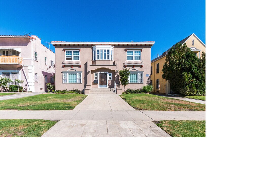 842 S Mansfield Ave in Los Angeles, CA - Building Photo