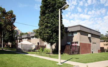 Tandridge Crescent in Toronto, ON - Building Photo - Building Photo