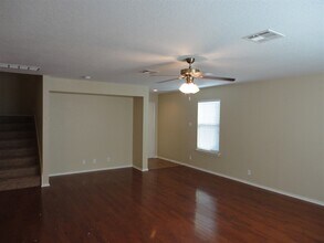 270 New Country Rd in Kyle, TX - Foto de edificio - Building Photo