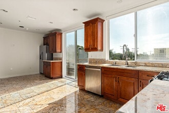 632 Kings Rd in Los Angeles, CA - Building Photo - Building Photo