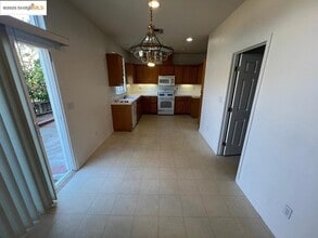 948 Cape May Dr in Pittsburg, CA - Foto de edificio - Building Photo