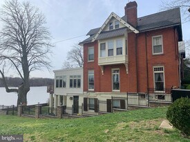 256 Radcliffe St in Bristol, PA - Building Photo