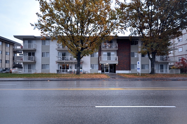 Pandosy Square Apartments in Kelowna, BC - Building Photo